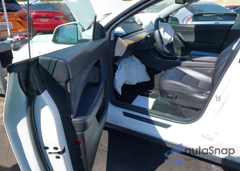 2020 Tesla Model Y Long Range Dual Motor All-Wheel Drive z USA, uszkodzony, nr VIN 5YJYGDEE2LF015390